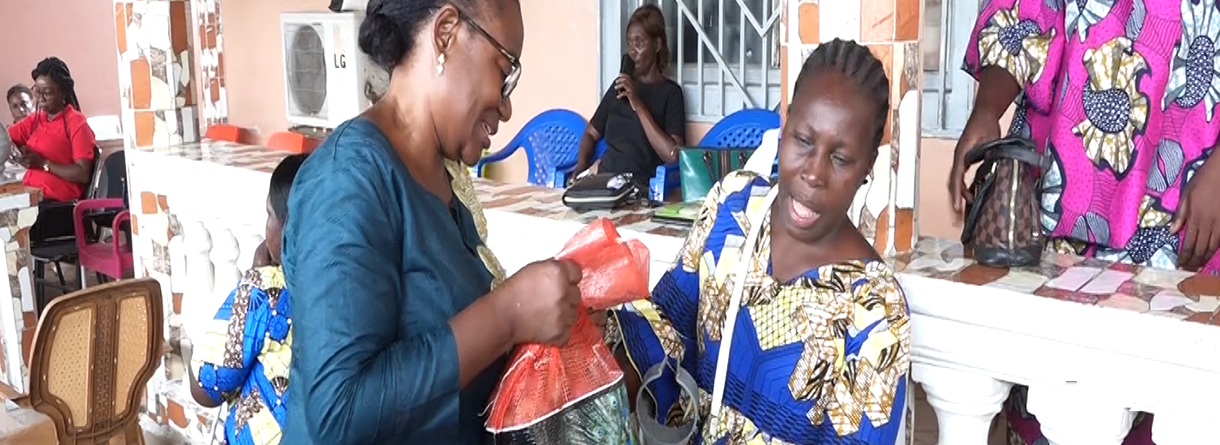 L’ONG H2O remet des produits commerciaux à 12 femmes handicapées