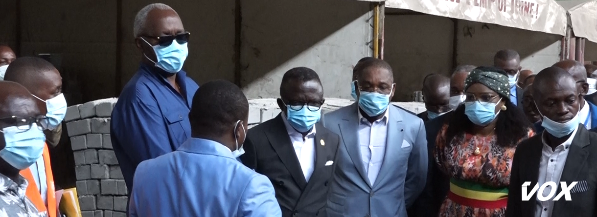Les membres du gouvernement visitent la société des pavés du Congo